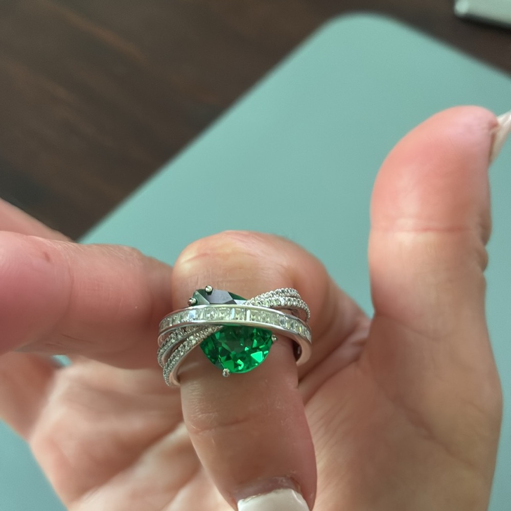 Swarovski Emerald Green and Silver Ring - Picture 3 of 8